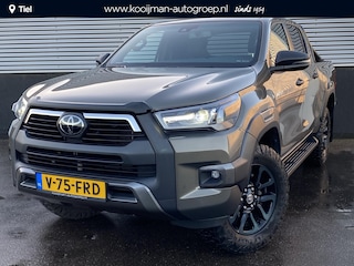 Toyota Hilux 2.8 D-4D Double Cab Invincible Automaat Nieuw geleverd, incl. o.a.: De laadbak is gecoat, trekhaak 13plg, stoelverwarming, achteruitrij camera, keyless, navigatie, Apple CarPlay/Android Auto, JBL Audio, NL-auto, boekjes compleet, 265/65R18 banden CST AT318 Sahara 4X4  terreinbanden