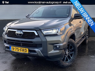 Toyota Hilux 2.8 D-4D Double Cab Invincible Automaat Nieuw geleverd, incl. o.a.: De laadbak is gecoat, trekhaak 13plg, stoelverwarming, achteruitrij camera, keyless, navigatie, Apple CarPlay/Android Auto, JBL Audio, NL-auto, boekjes compleet, 265/65R18 banden CST AT318 Sahara 4X4  terreinbanden
