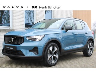Volvo XC40 B4 Plus Dark | All-season banden | 19-inch lichtmetalen velgen | Keyless entry | Premium audio by Harman Kardon | Semi elek. trekhaak | Elek. bed. bestuurdersstoel met geheugen | Verwarmbare voorstoelen | Verwarmbaar stuurwiel | Elektrische achterklep | Blind spot | Google-maps navigatie | Parkeercamera achter | Parkeersensoren voor |