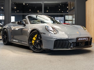 Porsche 911 992.2 T-Hybrid Carrera 4 GTS Cabriolet Keramisch 911 3.6 Carrera 4 GTS Stiksel Geel