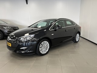 Opel Astra 1.4 T 140PK / SEDAN UITV. / COSMO / NAVI / BOVAG /