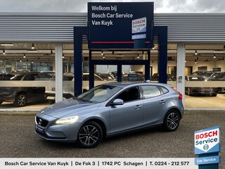 Volvo V40 2.0 T2 Nordic+ / NL-Auto / Dealer-Onderhouden / Standkachel / Cruise-Control / Climate-Control / Stoelverwarming / LED / Radio-Bluetooth / Navi / Verwarmde-Voorruit / PDC-Achter / 16'' LMV / ENZ.