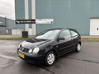 Volkswagen Polo 1.4-16V 75 PK. Goed rijdende inruilauto met nieuwe APK !!!