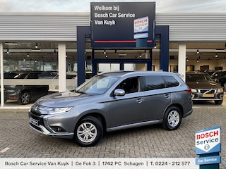 Mitsubishi Outlander 2.4 PHEV Pure / Automaat / NL-Auto / Dealer-Onderhouden / Vol-Leder / Stoelverwarming / Cruise-Control / Climate-Control / Apple-Carplay & Android-Auto / Armsteun V+A / Keyless / Flippers / DAB Radio-Bluetooth / Camera / 16'' LMV / All-Season / ENZ.