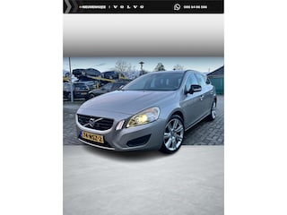 Volvo V60 2.0T Momentum | Youngtimer | 200PK | BLIS | Adaptieve cruise control | Climate control | Bluetooth | trekhaak | Dealer onderhouden | Parkeersensoren vóór en achter |