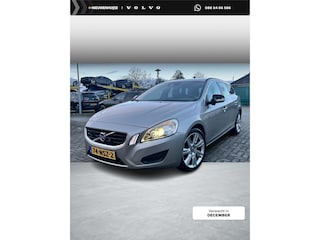 Volvo V60 2.0T Momentum | Youngtimer | 200PK | BLIS | Adaptieve cruise control | Climate control | Bluetooth | trekhaak | Dealer onderhouden | Parkeersensoren vóór en achter |