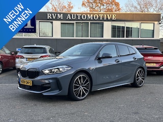 BMW 118i Executive Edition M SPORT | HARMAN & KARDON | ELEKTRISCHE ACHTERKLEP | CAMERA | ADAPTIVE CRUISE CONTROL | STOEL- & STUURVERWARMING | HEAD-UP | 19 INCH | INDIVIDUAL KLEUR STORM BAY METALLIC BOMVOL OPTIES