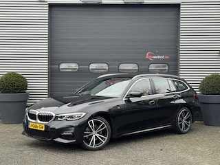 BMW 3-serie Touring 320i High Executive M-Sport | Camera | Navigatie | DAB | 19 Inch Lichtmetalen Velgen | Lederen Bekleding |