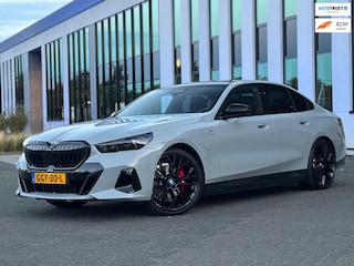 BMW 530e M sport pakket, panoramadak, 21 inch, dashboardcamera, brooklyn grey, afneembare trekhaak
