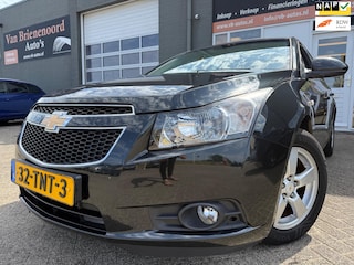 Chevrolet Cruze 1.6 LT met parkeersensoren en trekhaak en navigatie en airco en cruise controle