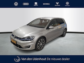 Volkswagen Golf | 17" velgen "Madrid" | Camera | Verwarmde voorstoelen | VERWACHT