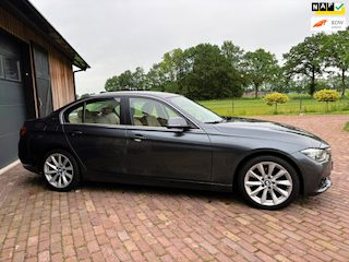 BMW 330e,HYBRIDE, LEER ,NAVI ,TREKHAAK, DUBBELSET WIELEN MET NW WINTERBANDEN.