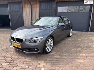 BMW 330e,HYBRIDE, LEER ,NAVI ,TREKHAAK, DUBBELSET WIELEN MET NW WINTERBANDEN.