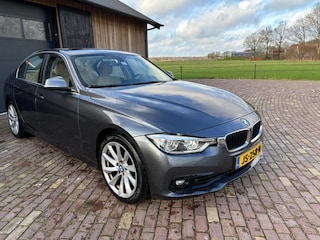 BMW 330e,HYBRIDE, LEER ,NAVI ,TREKHAAK, DUBBELSET WIELEN MET NW WINTERBANDEN.