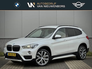 BMW X1 sDrive20i Centennial High Executive Origin. NL | Camera | HUD | Adaptive Cruise | Stoel & Stuurverwarming | Trekhaak afneembaar | Elektrische Lederen Sportstoelen met Memory | Dealer O.H.