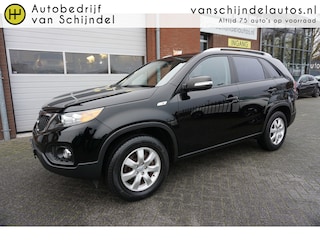 Kia Sorento 2.4 175PK X-TRA 7P 7STOELEN ORIGINEEL NEDERLANDS MET NIEUWE KOPPELING AIRCO PARKEERSENSOREN EXTRA GETINT GLAS LMV RADIO CD MP3 AUX USB 4X ELECTR.RAMEN/SPIEGELS