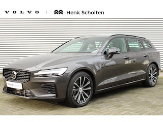 Volvo V60 2.0 T6 Plug-in hybrid AWD Plus Dark | Harman/Kardon Premium Geluidssysteem | Elektrisch Verwarmbare Voorruit | Trekhaak Semi Elektrisch Inklapbaar | Elektrisch Verstelbare Voorstoelen | Stoelverwarming Voor- en Achter | Stuurverwarming | Lederen Bekleding | 360 Graden Parkeercamera | BLIS Dodehoekdetectie |