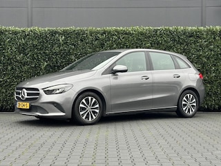 Mercedes-Benz B-klasse 180 Business Solution, NIEUW MODEL, NL AUTO, NAP LOGISCH, LEDER, NAVI, CRUISE, CAMERA, LED, PDC, CLIMATE CONTROL, STOELVERWARMING, LICHTMETAAL 16"