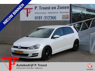 Volkswagen Golf 1.2 TSI Trendline Climate control/Achteruitrijcamera/Parkeersensoren rondom/Stoelverwarming/Dodehoek detectie/Bluetooth/Parkeerhulp/17'' Lichtmetalen velgen/Radio CD-Speler/Elektrische ramen/Elektrisch verstelbare spiegels.