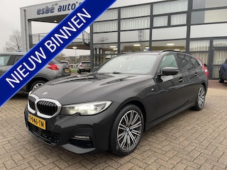 BMW 3-serie Touring 330e M-Sport 292 pk Trekhaak Life Cockpit Adaptieve Cruise Camera Alcantara Parkeersensoren Stoelverwarming Stuurverwarming Sfeerverlichting Apple Carplay Android Auto DAB Plug In Hybride