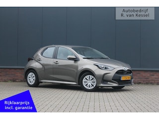 Toyota Yaris 1.5 Hybrid 115 Active I Navigatie I Allseason banden I NL-auto