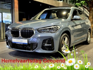 BMW X1 xDrive25e High Executive M-Sport | Panorama | Camera | HUD | Navigatie plus