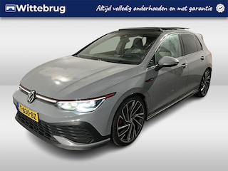 Volkswagen Golf 2.0 TSI GTI Clubsport / AUTOMAAT/ 300 PK/ PANO/ HARMAN KARDON/ CAMERA/ PARK. SENSOREN/ LEDEREN MEMORY SEATS/ STOEL VERWARM. EN VENTILATIE/ IQ. LIGHT/ HEAD-UP DISPLAY/ NAVI/ CLIMA/ 19" LMV