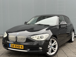 BMW 1-serie BWJ 2012 | 116i 136PK Business+ AUTOMAAT | TREKHAAK | CLIMA | NAVI | PRIVACY GLASS | CRUISE | PDC 2X | 18'' LMV |