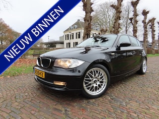 BMW 118i Business Line 143 PK Climatecontrol Sportstoelen Pdc 5 Drs 6 Bak LM Velgen Trekhaak***NL Auto**** Goed Onderhouden***Apk t/m 26-11-2026***