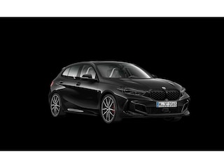 BMW M135i xDrive | Live Cockpit | Panorama | Schaalstoelen | Memory | H&K | Head-Up | ACC | 19"LM | Saphire Zwart