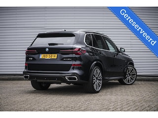 BMW X5 xDrive50e Hybride | Uniek | M Sport | Individual | B&W | Panodak | 4WS | Trekhaak | 22 inch | NL auto |
