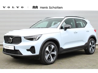 Volvo XC40 B4 Plus Dark | Trekhaak | Stoel- en Stuurverwarming | Adaptieve Cruise Control | Pilot Assist | Elektrische Voorstoelen | Achteruitrijcamera | Harman Kardon Audio