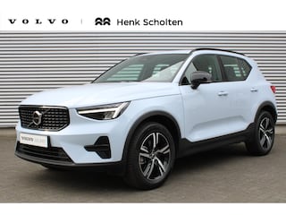 Volvo XC40 B4 Plus Dark | Trekhaak | Stoel- en Stuurverwarming | Adaptieve Cruise Control | Pilot Assist | Elektrische Voorstoelen | Achteruitrijcamera | Harman Kardon Audio