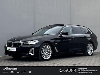 BMW 5er-Reihe 530e xDrive Touring Luxury Line Automaat / Dealer onderhouden / Laser light / Leder / Elektrische trekhaak 1.700 kg / Elektrische (massage) stoelen / Camera 360° / HUD / Elektrische klep / Panorama schuifdak / Adaptief onderstel / Stuur- en stoelverwarming /