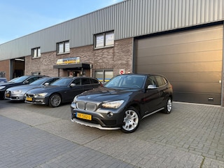 BMW X1 sDrive18d Executive | 1E EIGENAAR | 12MND GARANTIE | AUTOMAAT | NAVI | CRUISE | TREKHAAK |