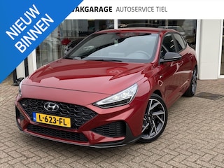 Hyundai i30 Fastback 1.5 T-GDi MHEV N Line Stoelverwarming, navigatie Apple CarPlay/Android Auto, suède interieur, achteruitrij camera, cruise control, boekjes compleet!