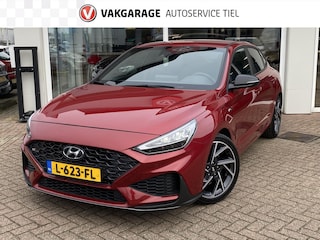 Hyundai i30 Fastback 1.5 T-GDi MHEV N Line Stoelverwarming, navigatie Apple CarPlay/Android Auto, suède interieur, achteruitrij camera, cruise control, boekjes compleet!