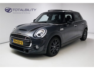 Mini Mini 2.0 192 PK Serious Business | Panoramadak | Harman Kardon | Navigatie | Cruise | Extra getint glas | Armsteun, Schakelflippers, Climatronic, App. connect, Incl. winterset op LMV, Led koplampen, Union Jack led achterlichten