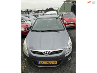Hyundai i20 1.4i DynamicVersion achterschade automaat