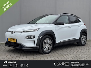 Hyundai Kona EV Premium 64 kWh Automaat / Accu SoH 98,8% / HUD / Adaptieve CC / Elektr. stoelen / Stoelventilatie / Stuur-, stoel- en achterbankverwaming / Apple Carplay Android / Navigatie / Dode Hoek /
