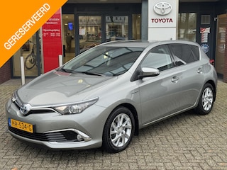 Toyota Auris 1.8 Hybrid EXECUTIVE TREKHAAK STOELVERW PARK-SENSOREN 4S-BANDEN NAVI CLIMA CRUISE CAMERA KEYLESS NL-AUTO 1E-EIG