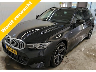 BMW 3-serie Touring 330e M-Sport 292 pk Facelift LCI 2  Trekhaak Leder Life Cockpit Plus Widescreen Sfeerverlichting Vlak Stuur Carplay Led Stoelverwarming NL Auto BTW 1e Eigenaar Fabrieksgarantie 25/11/2027 ! 19,5 kWh Accu !