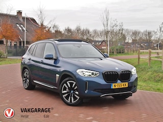 BMW iX3 Executive 80 kWh | Panoramadak | Sfeerverlichting | Camera | Apple Carplay | NL-Auto |