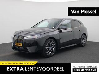 BMW iX xDrive40 Executive 77 kWh | NAVIGATIE | HEAD UP DISPLAY | STUUR- & STOELVERWARMING | CAMERA | HARMAN/KARDON |