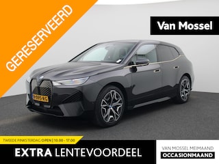 BMW iX xDrive40 Executive 77 kWh | NAVIGATIE | HEAD UP DISPLAY | STUUR- & STOELVERWARMING | CAMERA | HARMAN/KARDON |