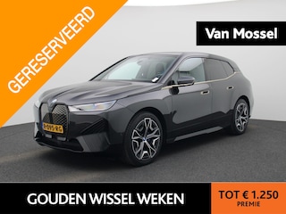 BMW iX xDrive40 Executive 77 kWh | NAVIGATIE | HEAD UP DISPLAY | STUUR- & STOELVERWARMING | CAMERA | HARMAN/KARDON |
