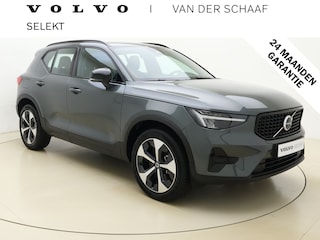 Volvo XC40 B4 211pk Plus Dark / Elektr. stoelen / Stoel/- en stuurverwarming / Keyless entry / Harman en Kardon audio / Trekhaak / All-season banden /