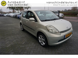 Daihatsu Sirion 2 1.3-16V COMFORT 5 DEURS MET AIRCO 4X ZGAN ALL SEASON BANDEN 4X ELECTR.RAMEN/SPIEGELS RADIO CD LICHTMETALEN VELGEN CENTRALE VERGRENDELING