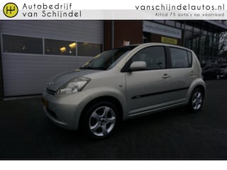Daihatsu Sirion 2 1.3-16V COMFORT 5 DEURS MET AIRCO 4X ZGAN ALL SEASON BANDEN 4X ELECTR.RAMEN/SPIEGELS RADIO CD LICHTMETALEN VELGEN CENTRALE VERGRENDELING