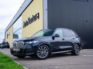 BMW X5 xDrive50e | Trekhaak | M Sport | Achteras besturing | Schuif-/kantel Pano | Softclose | Adapt. LED | Head-up | Stuurwielverwarming